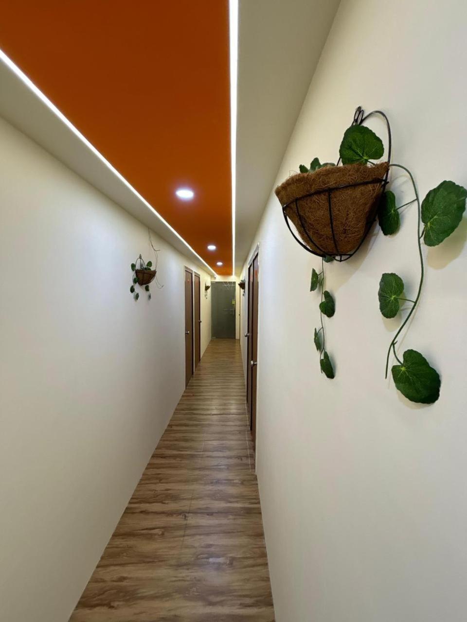 Hotel Orange Surat Esterno foto