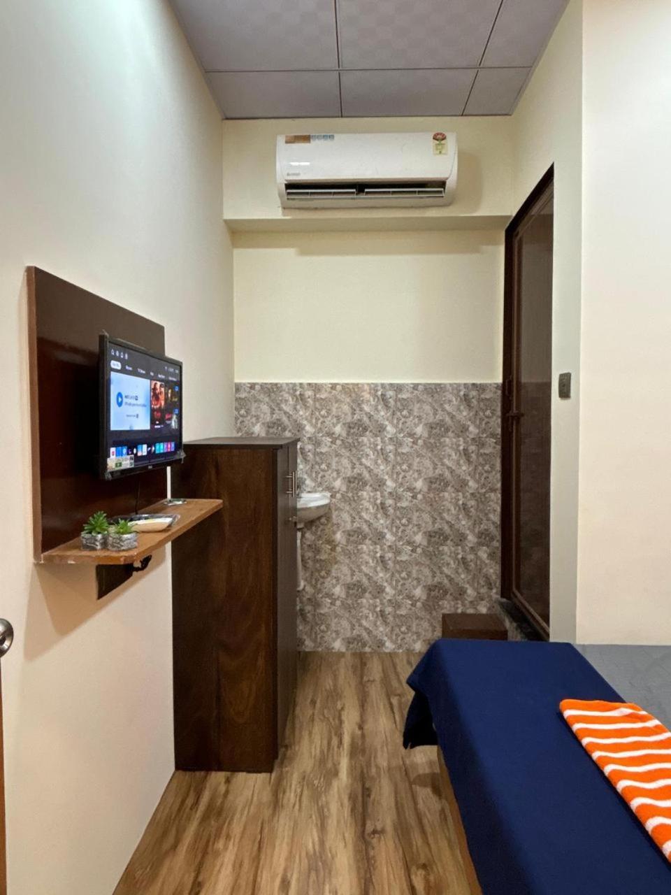 Hotel Orange Surat Esterno foto