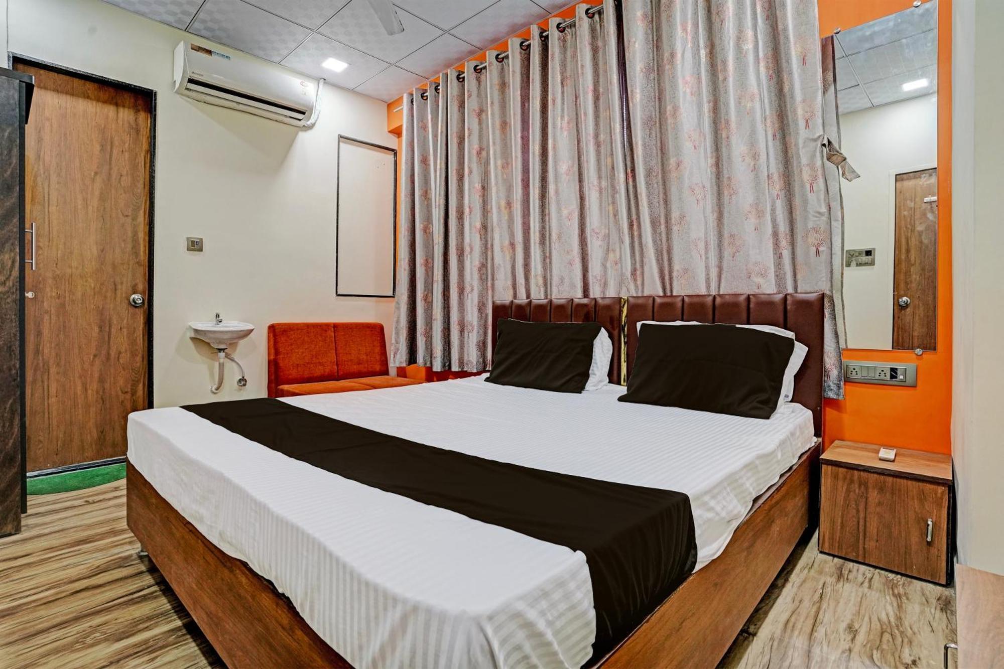 Hotel Orange Surat Esterno foto