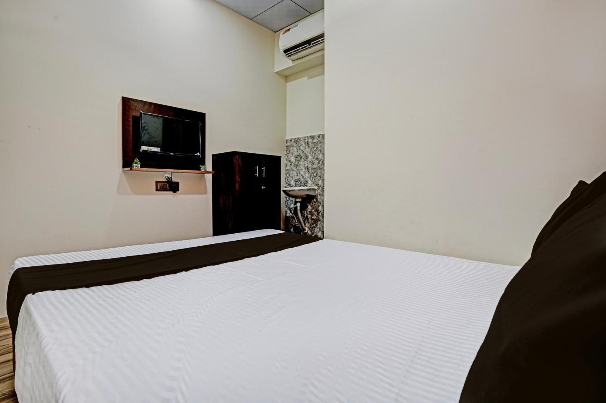Hotel Orange Surat Esterno foto