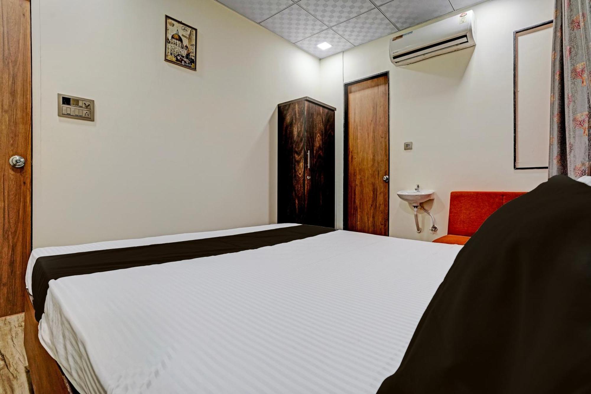 Hotel Orange Surat Esterno foto