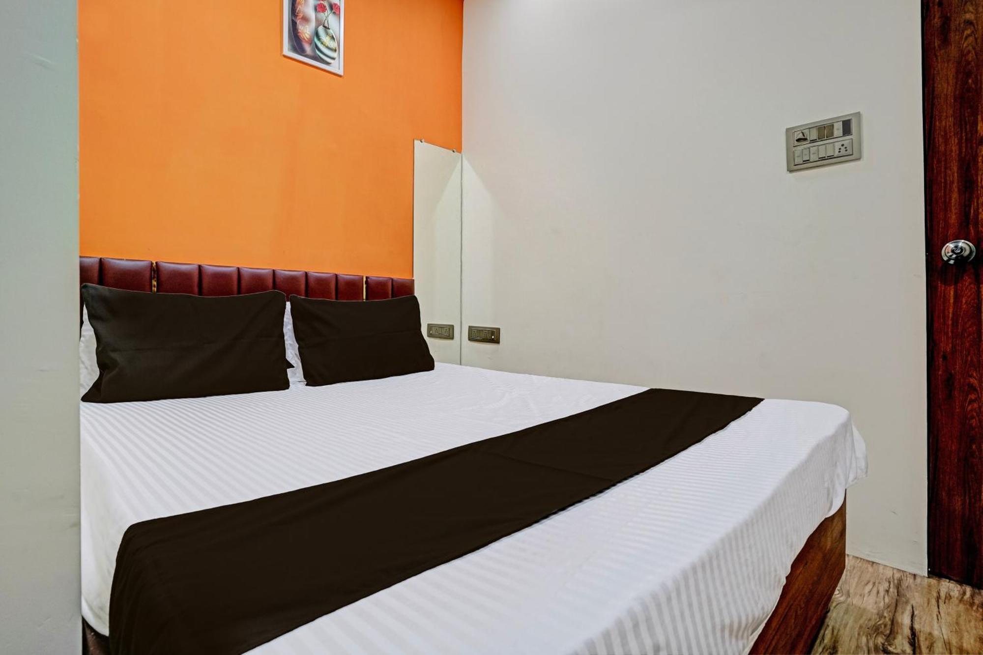 Hotel Orange Surat Esterno foto