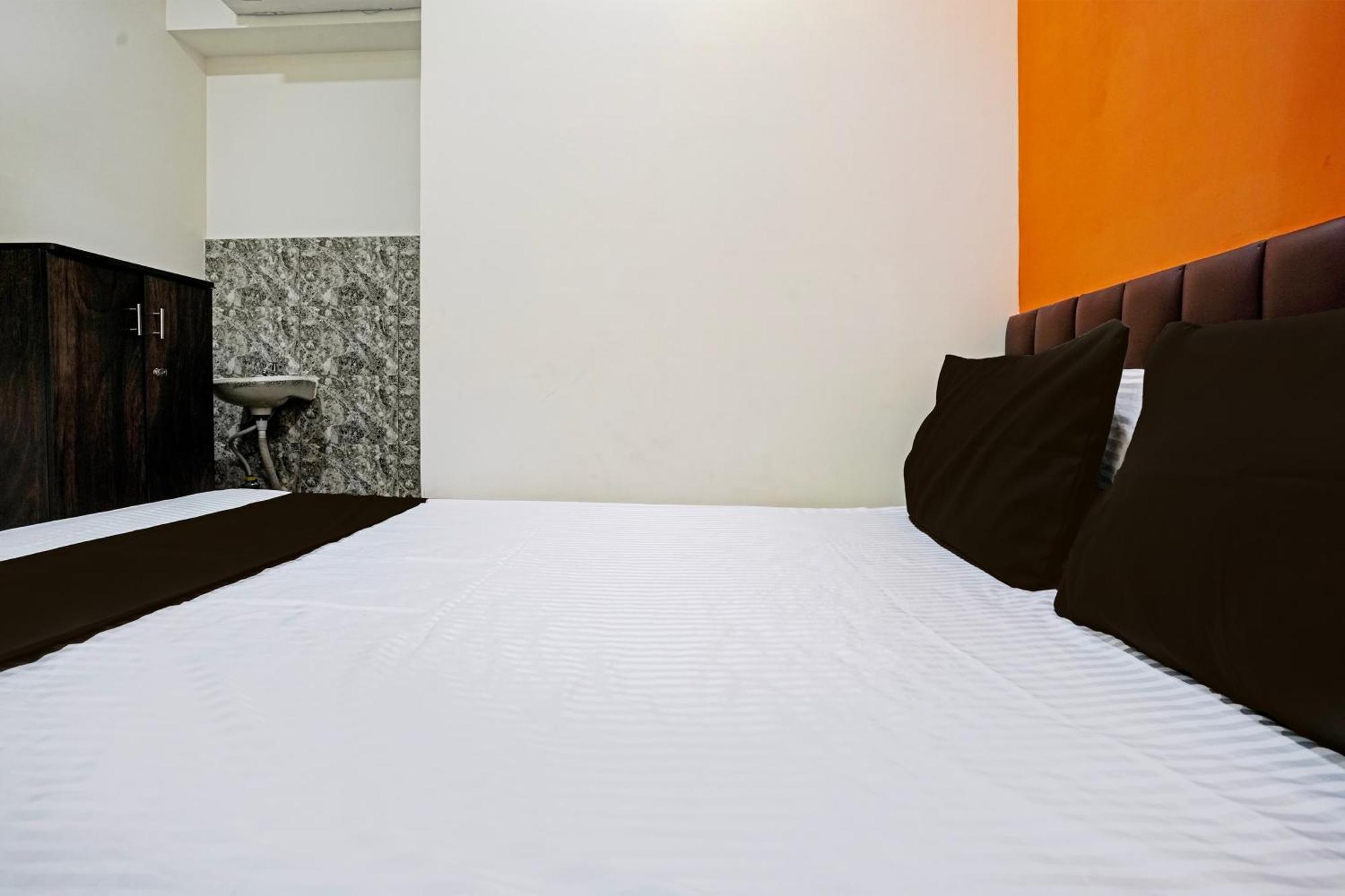 Hotel Orange Surat Esterno foto