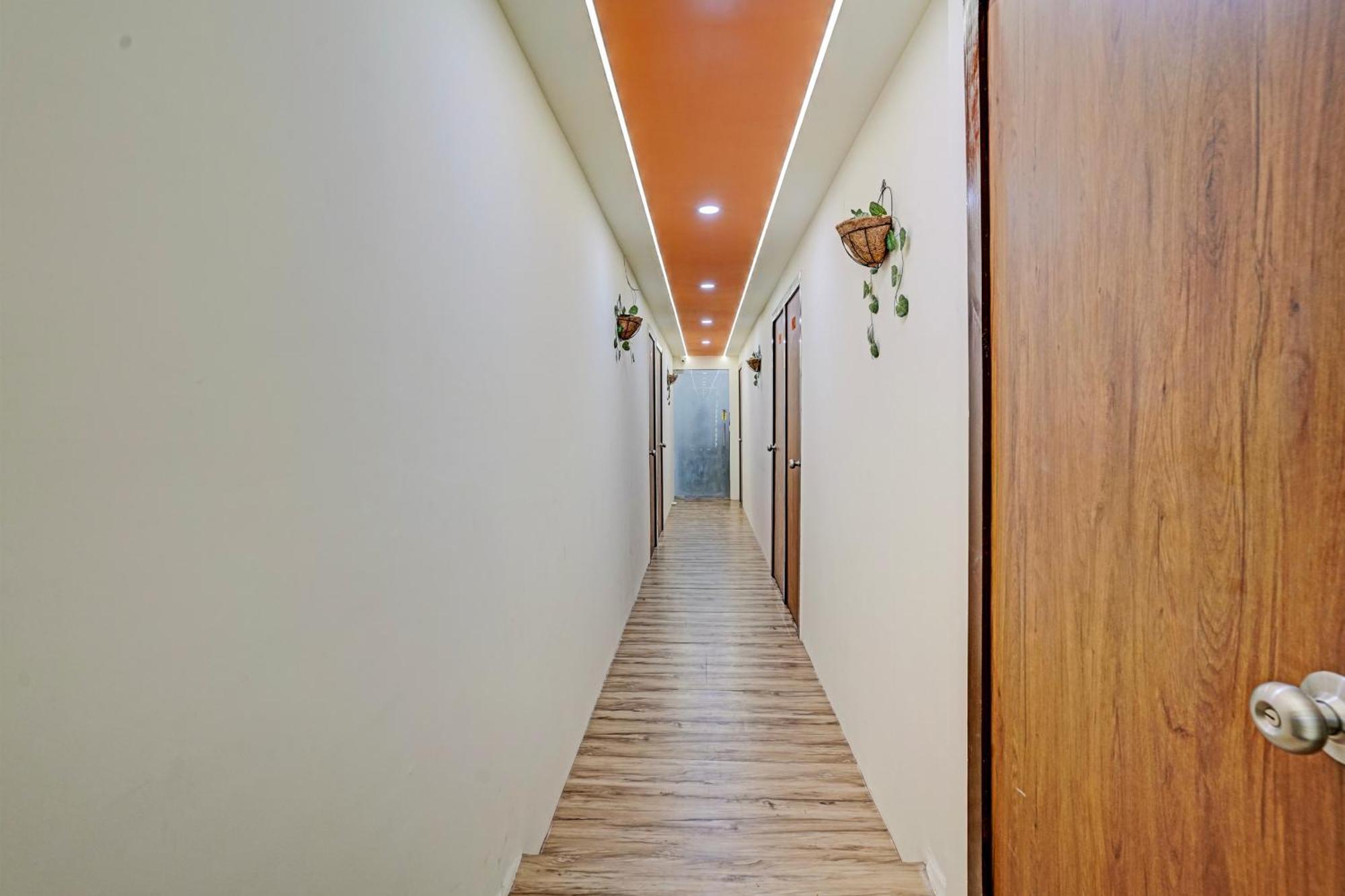 Hotel Orange Surat Esterno foto