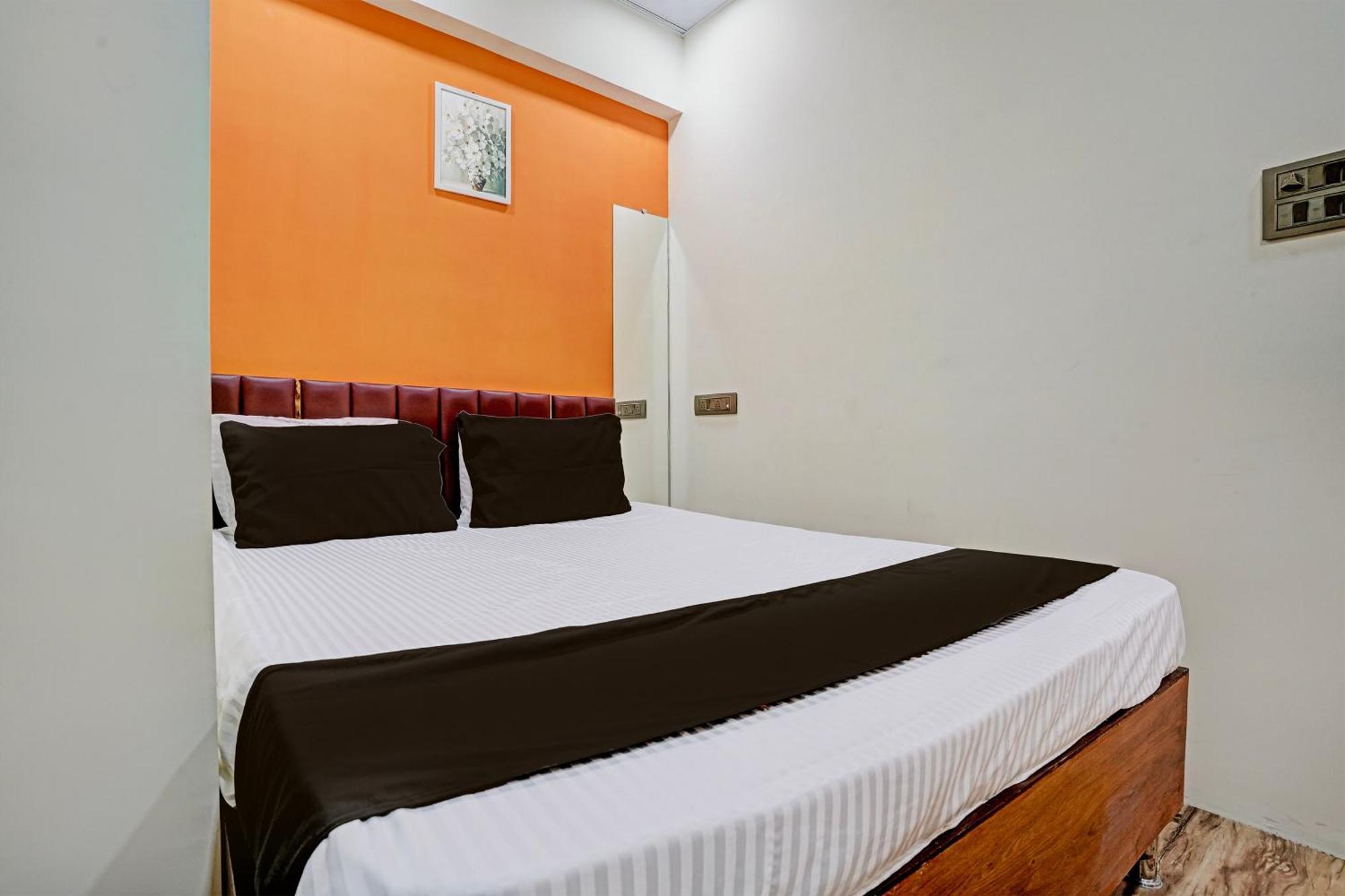 Hotel Orange Surat Esterno foto