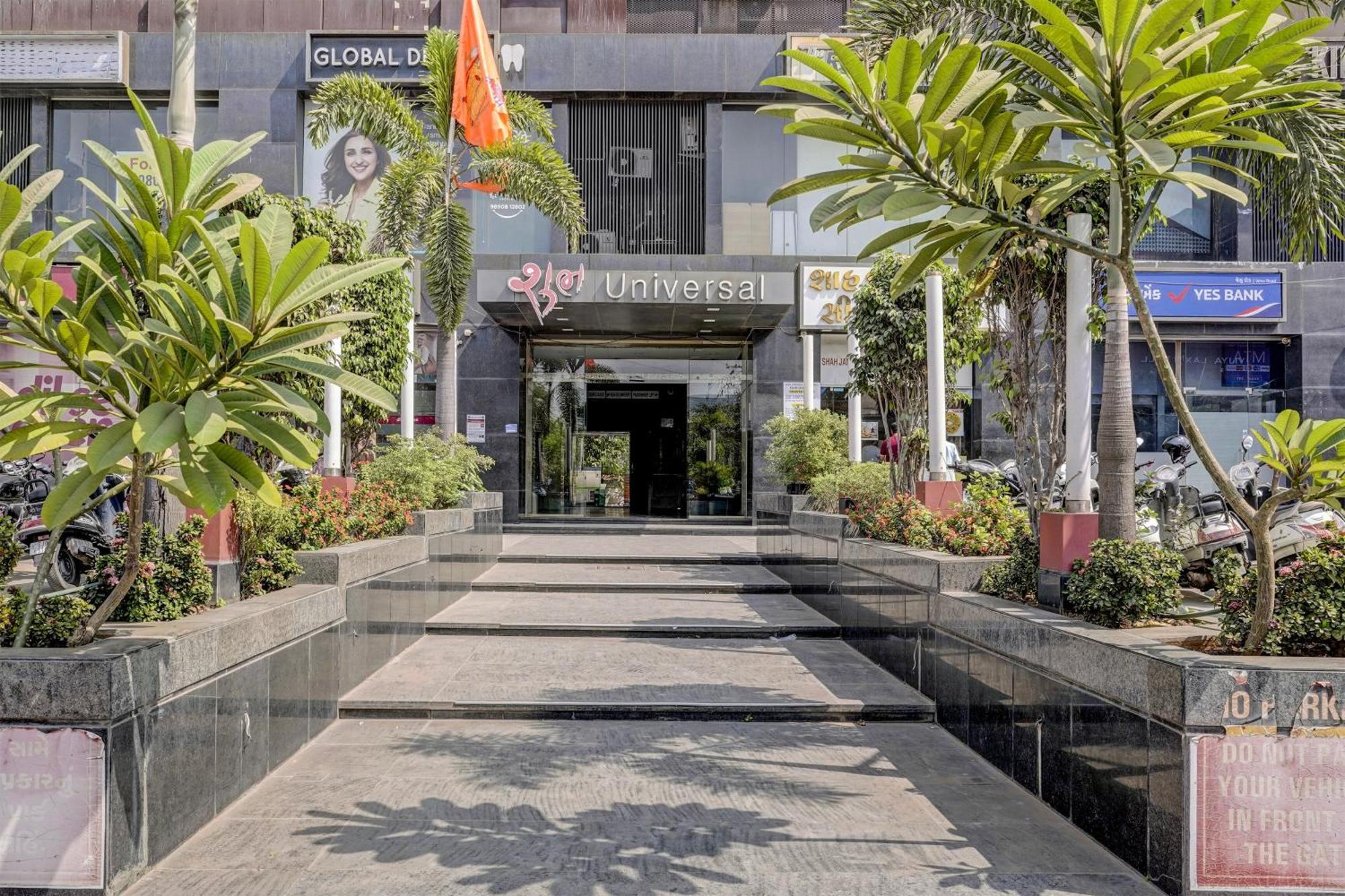 Hotel Orange Surat Esterno foto
