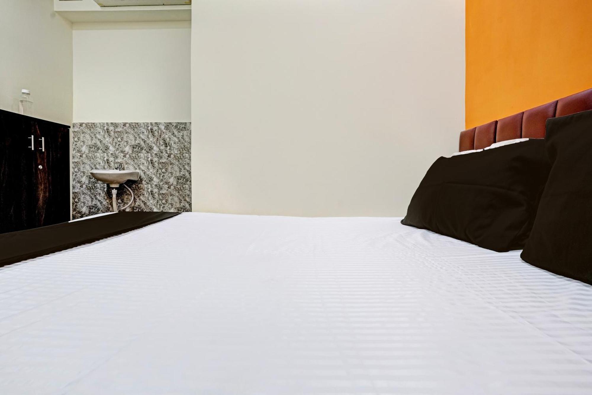 Hotel Orange Surat Esterno foto