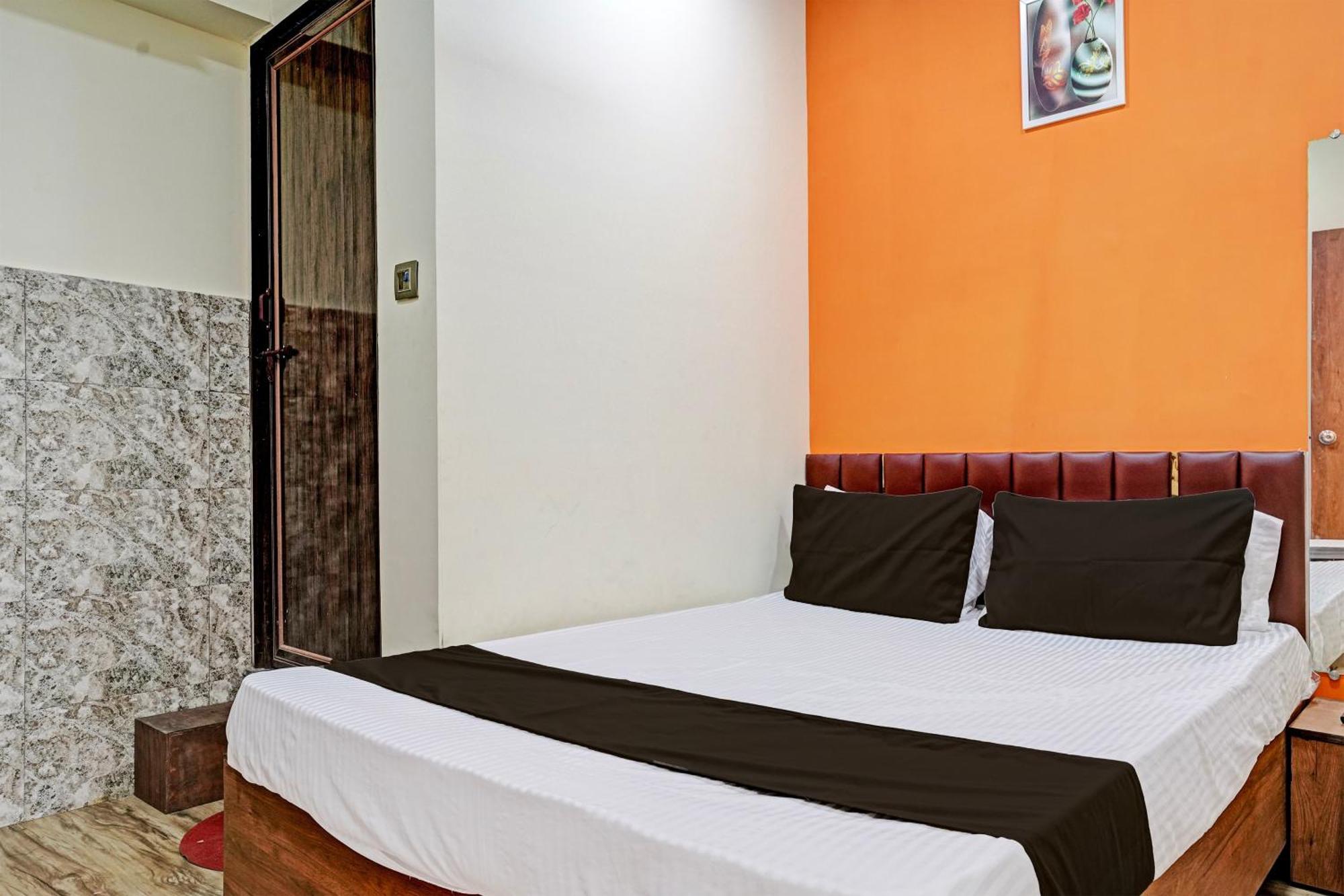 Hotel Orange Surat Esterno foto